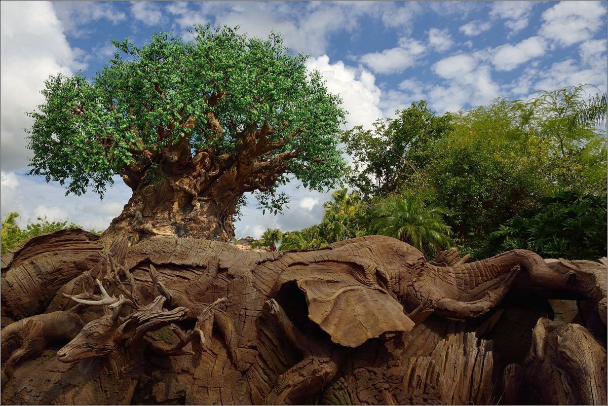 迪士尼仿真樹上的動(dòng)物用什么材料雕塑的，哪個(gè)公司能做