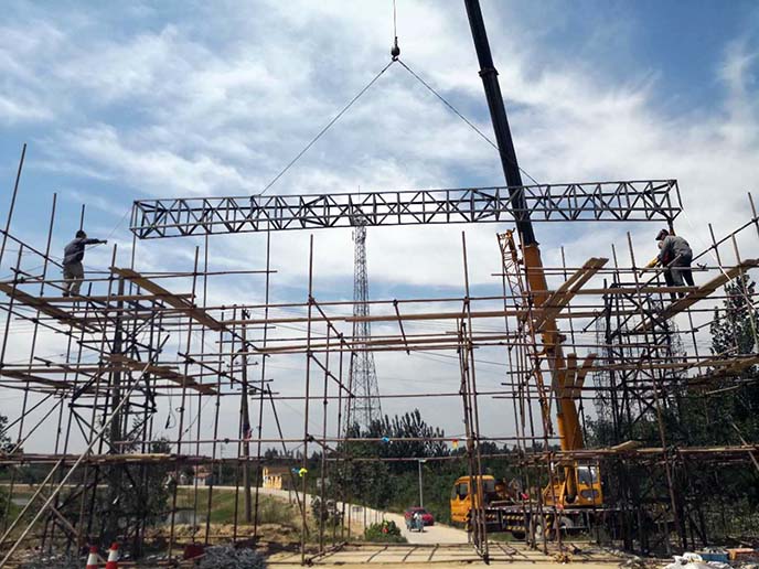 仿真樹大門制作進行中，地點在山東德州慶云縣