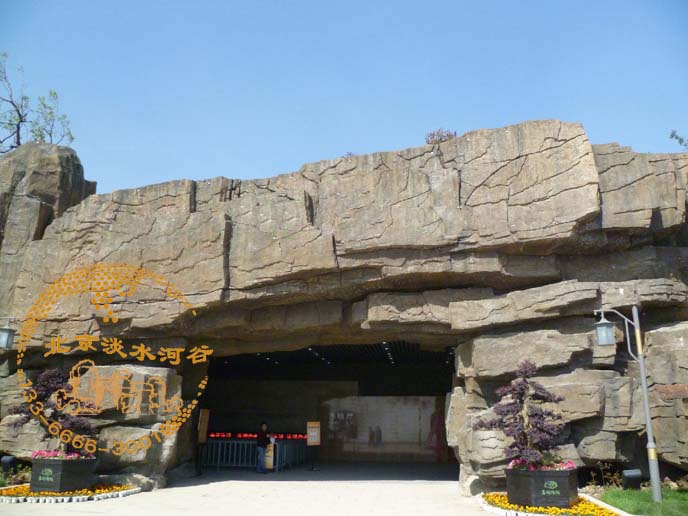 云南大理水泥假山制作形態逼真，具有真山的質感。