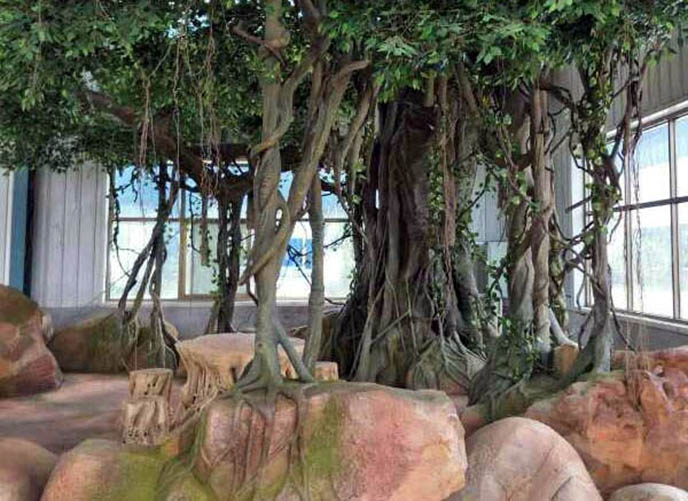 仿真榕樹是打破傳統(tǒng)室內(nèi)外裝飾風(fēng)格的新材料之一