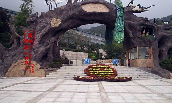 北京淡水河谷制作的仿真樹大門注重藝術感覺，避免復制