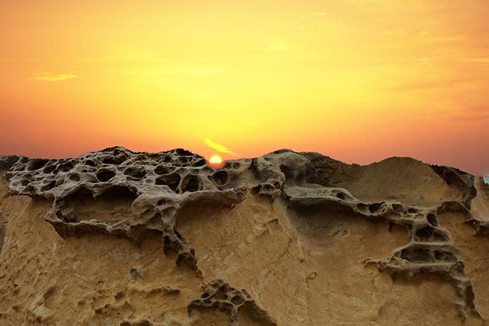 高端塑石假山制作終追求的效果是和真的山石一樣