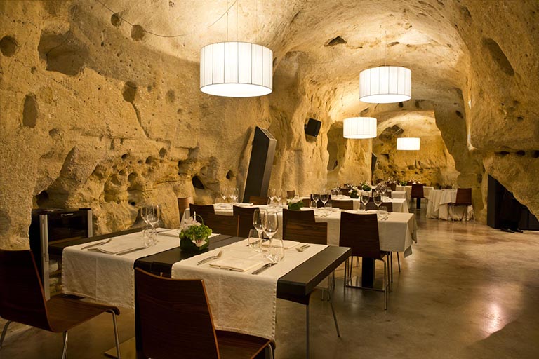 好的山洞酒吧制作需要注意很多的問題