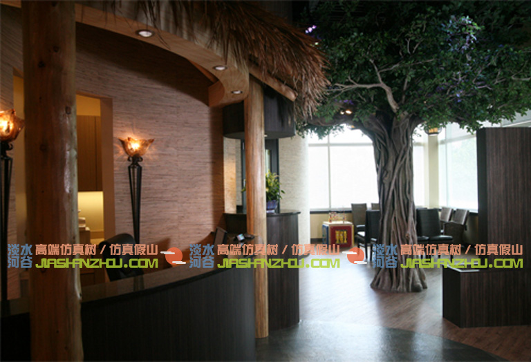 兒童房中的仿真榕樹和整體環境相搭配