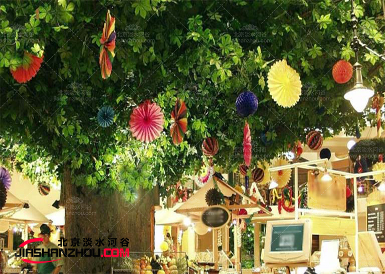 使用仿真樹裝飾的節日景觀是重慶人喜歡的方式