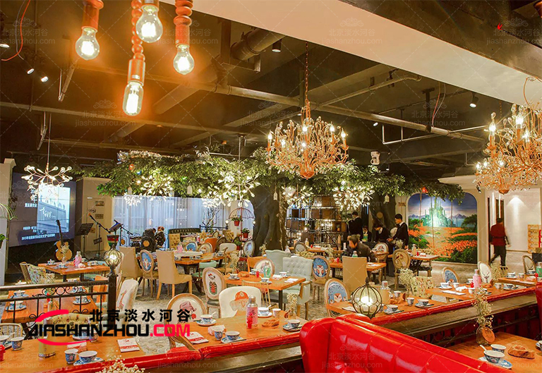 室內派對聚會用仿真樹布置前來賓客無不贊嘆連連