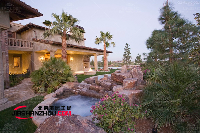 現(xiàn)代山地別墅后院tcp塑石假山施工效果圖