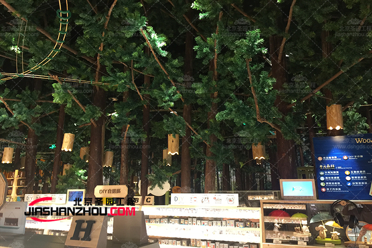 南京白下區(qū)綠柳居餐飲空間仿真樹景觀的裝飾布置