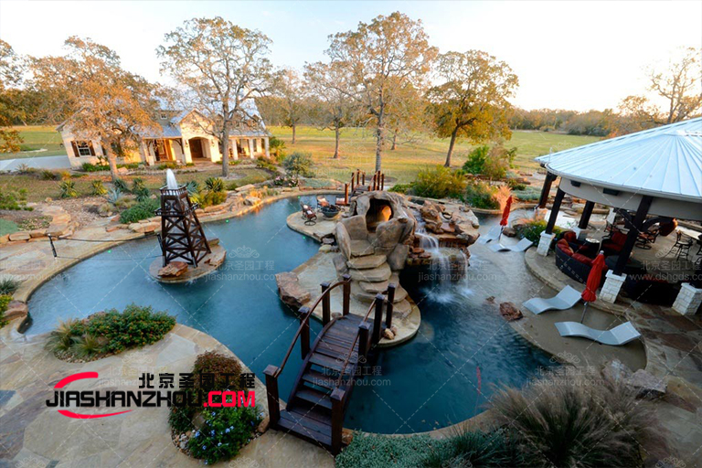 深圳純水岸帶涼棚休息區(qū)的塑石假山景觀別墅庭院設(shè)計(jì)