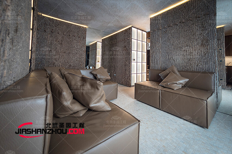 仿真樹皮瓦酒店設計從現代設計轉向了自然、柔和的外觀