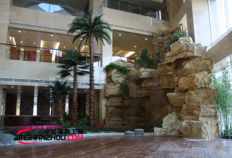 六安市仙安商貿(mào)城燒烤吧棕櫚仿真樹裝飾工程完工