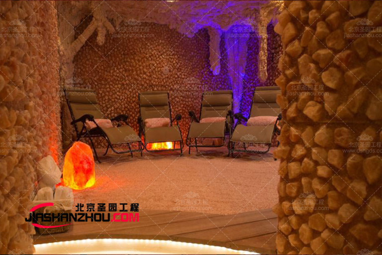 仿真鹽洞別墅將簡主義美學(xué)與南亞圖案和色彩相結(jié)合