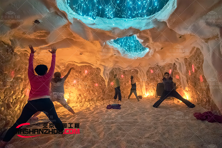 大鹽洞汗蒸鹽療房中使用薄荷綠賦予它柔軟而輕松的外觀