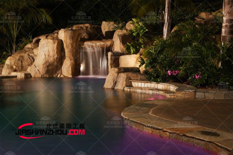 塑石假山水池景觀醒目的視覺美感是其他景觀無法比擬的