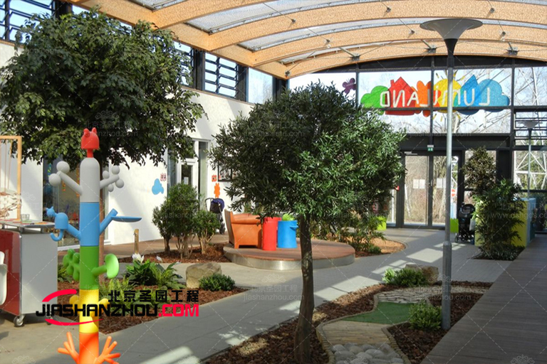 人工仿真樹(shù)裝飾品可以輕松搭配任何環(huán)境