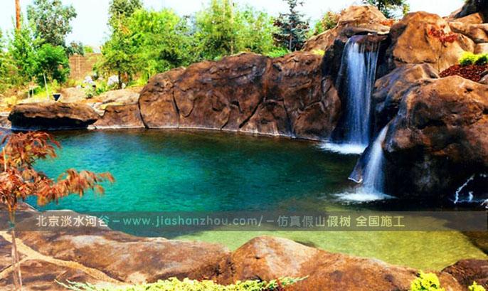 塑石假山能夠滿足各種不同環(huán)境的裝飾美化要求