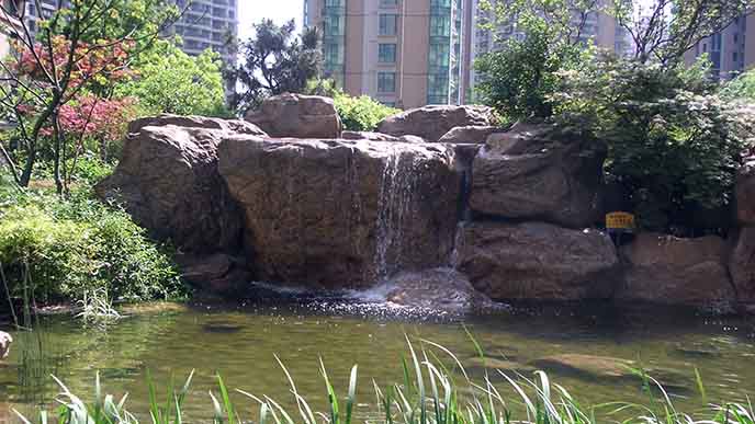 塑石假山.jpg 塑石假山