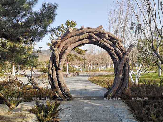 仿真樹大門.jpg 仿真樹大門