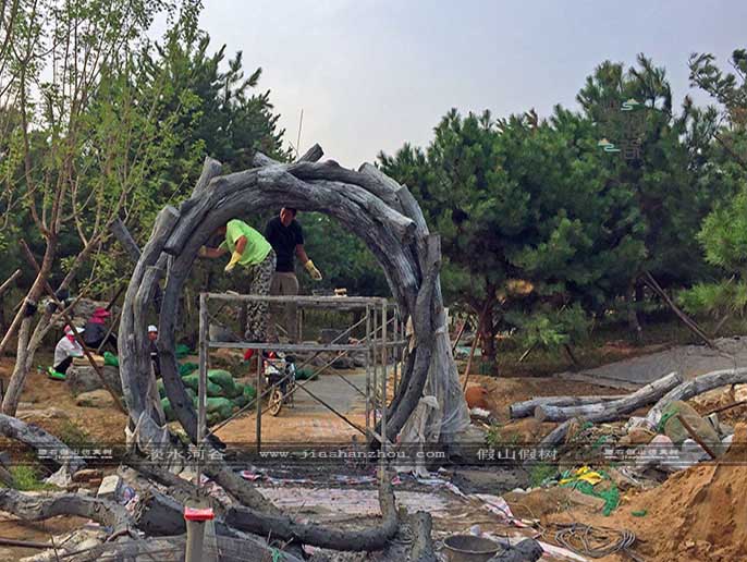 仿真樹大門.jpg 仿真樹大門