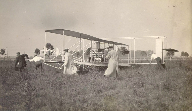 學生在霍夫曼草原飛行場移動懷特B傳單